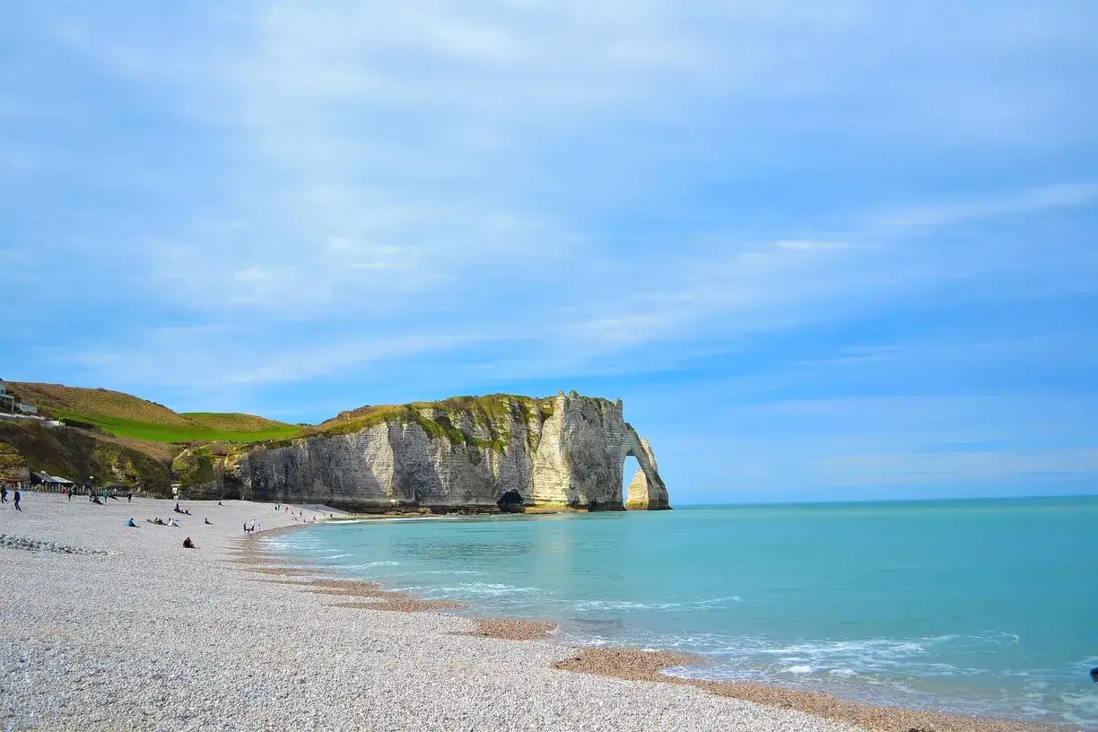 Acantilados de Étretat, un lugar imprescindible que ver en Normandía. Playa de guijarros, mar turquesa y un arco natural imponente.