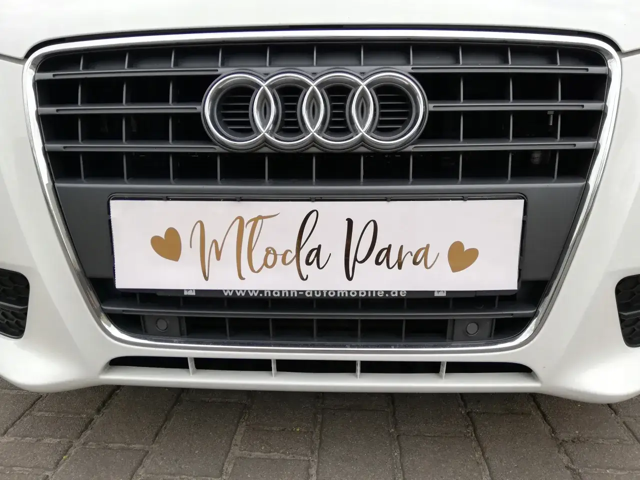 Białe Audi z napisem 