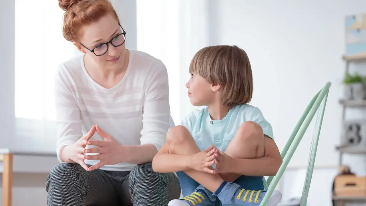 Mama tłumaczy synkowi, jak wytłumaczyć 10 latkowi skąd się biorą dzieci. Rozmowa o życiu.