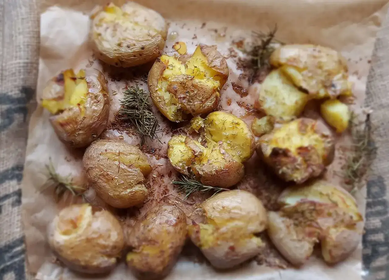 Patatas baby asadas, crujientes por fuera y tiernas por dentro, con hierbas aromáticas.