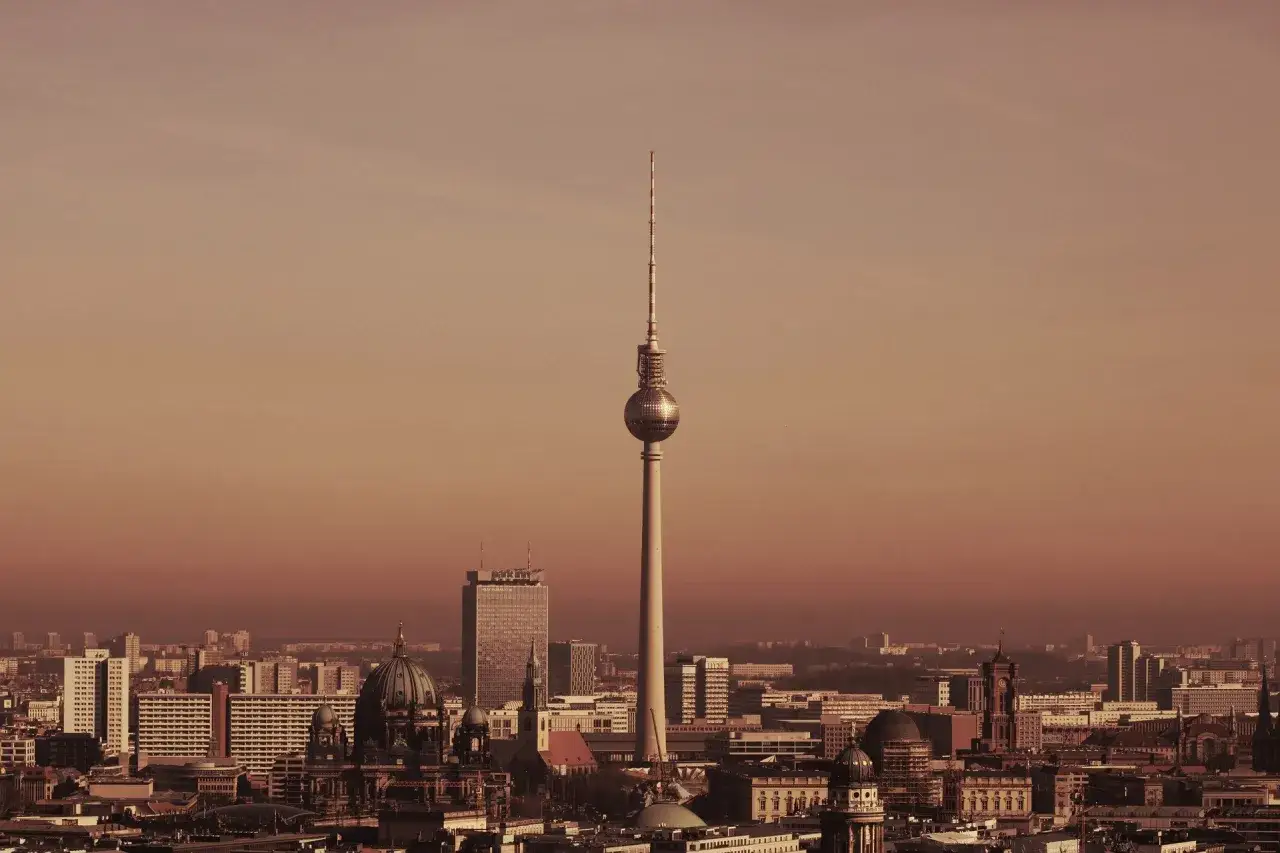Widok na berlińską wieżę telewizyjną i panoramę miasta. Bilety na wieżę telewizyjną Berlin dostępne online.