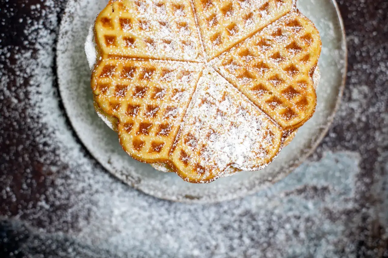 Herzf&ouml;rmige Waffeln, best&auml;ubt mit Puderzucker. Ein einfaches Waffel Rezept, das immer gelingt und k&ouml;stlich schmeckt.