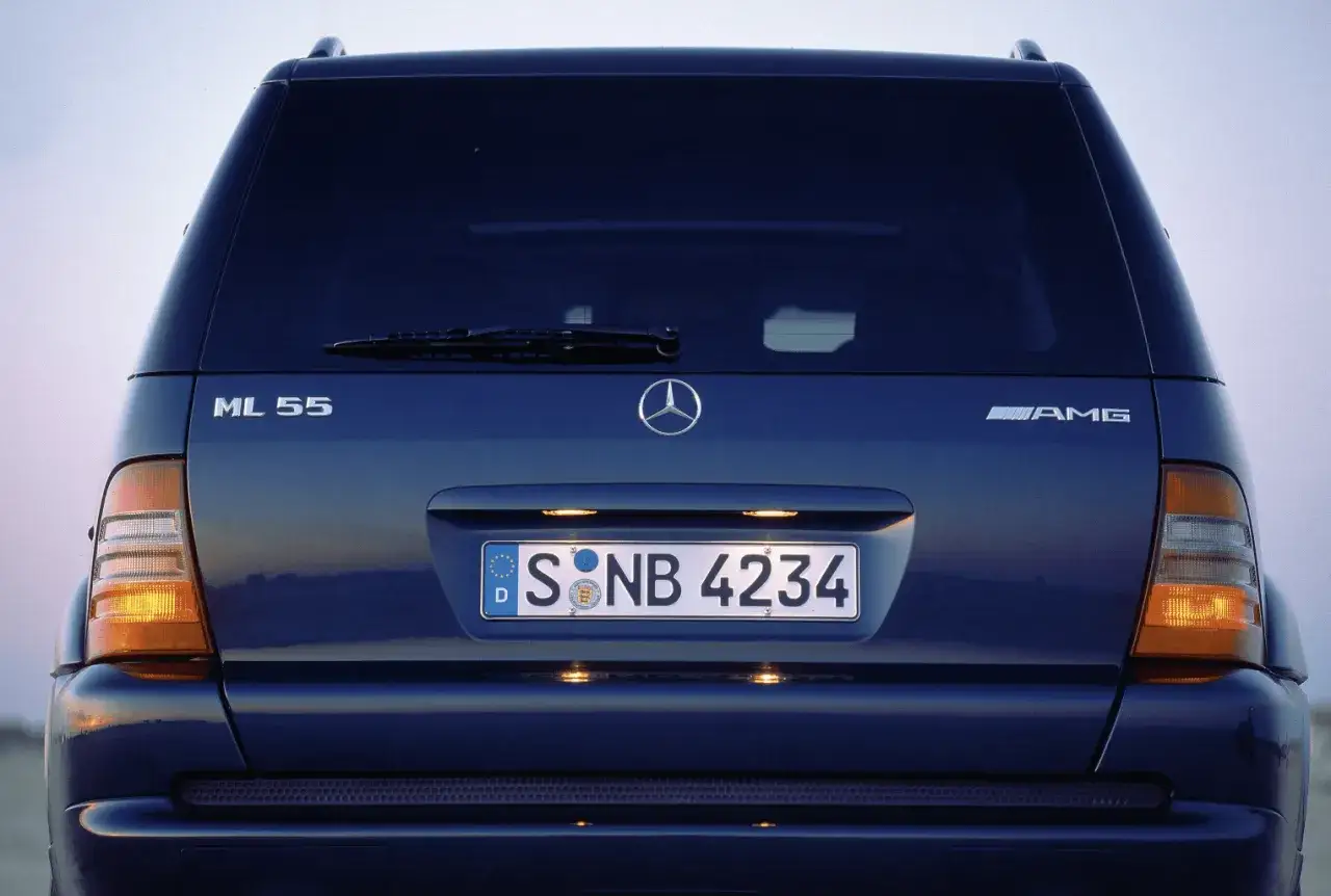 Tylna część ciemnoniebieskiego m class mercedes benz ML 55 AMG z tablicą rejestracyjną S NB 4234.