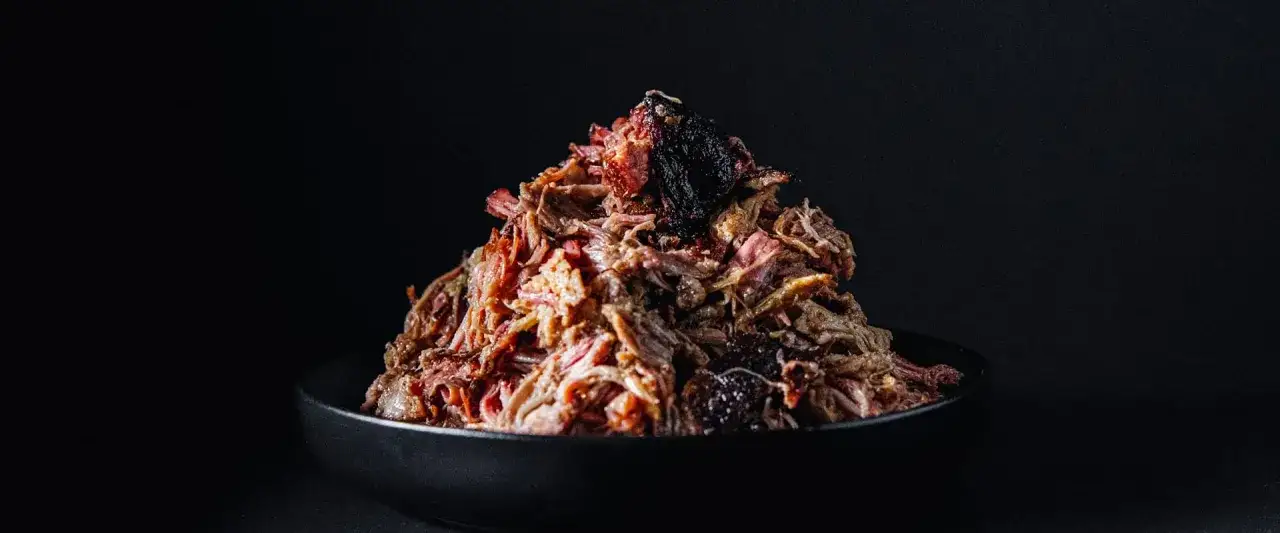 Ein Berg aus zartem pulled pork, welches Fleisch perfekt f&uuml;r BBQ. Saftig und rauchig, bereit zum Genie&szlig;en.