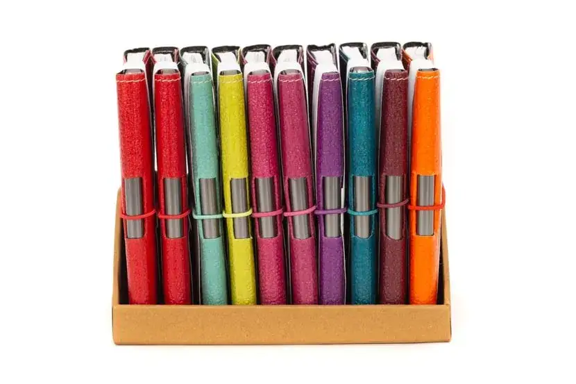 Une rangée de carnets colorés, parfaits pour un exercice d'écriture créative.