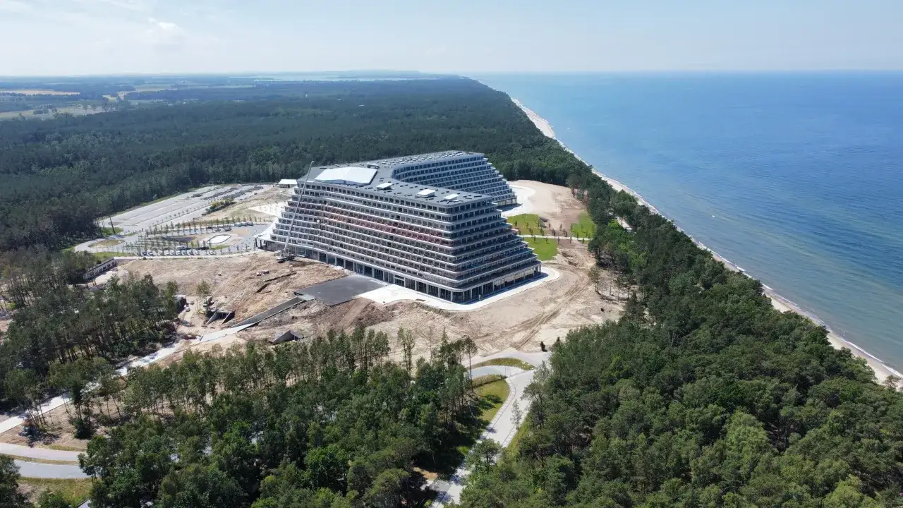 Nowy hotel nad morzem, inwestycja Henryka Gołębiewskiego, właściciela hoteli, otoczony lasem i plażą.