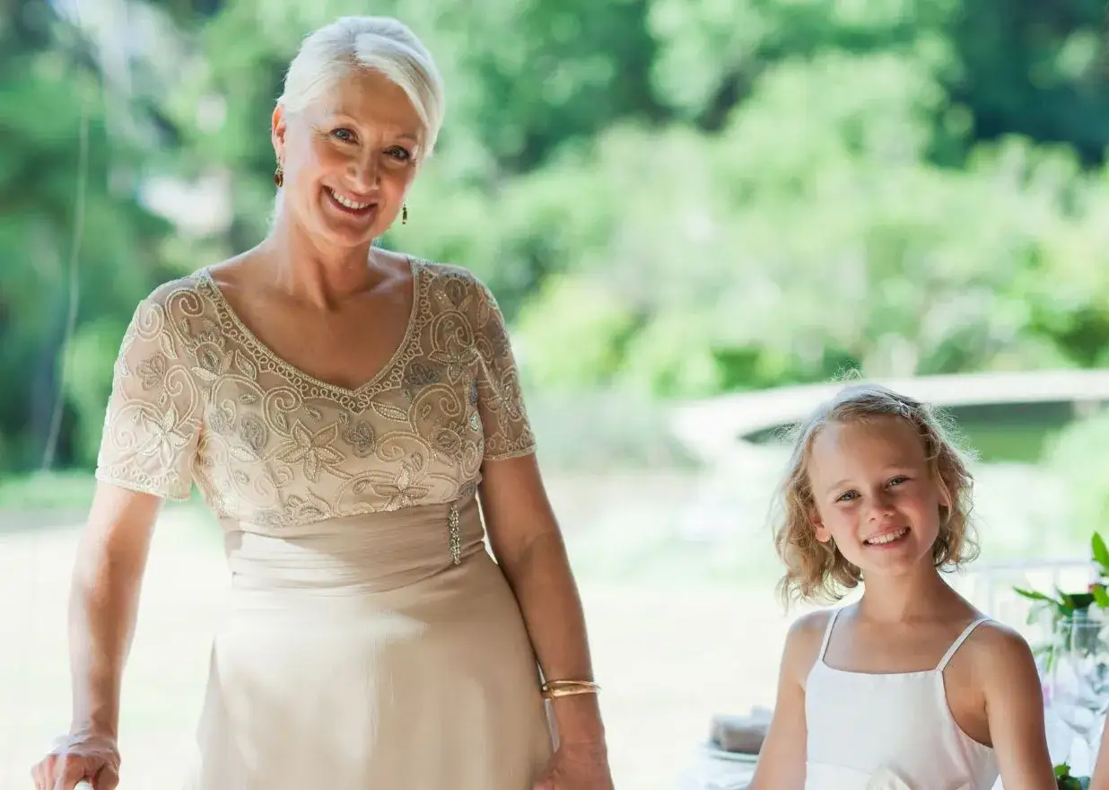 Elegancka babcia na komunii w pastelowej stylizacji