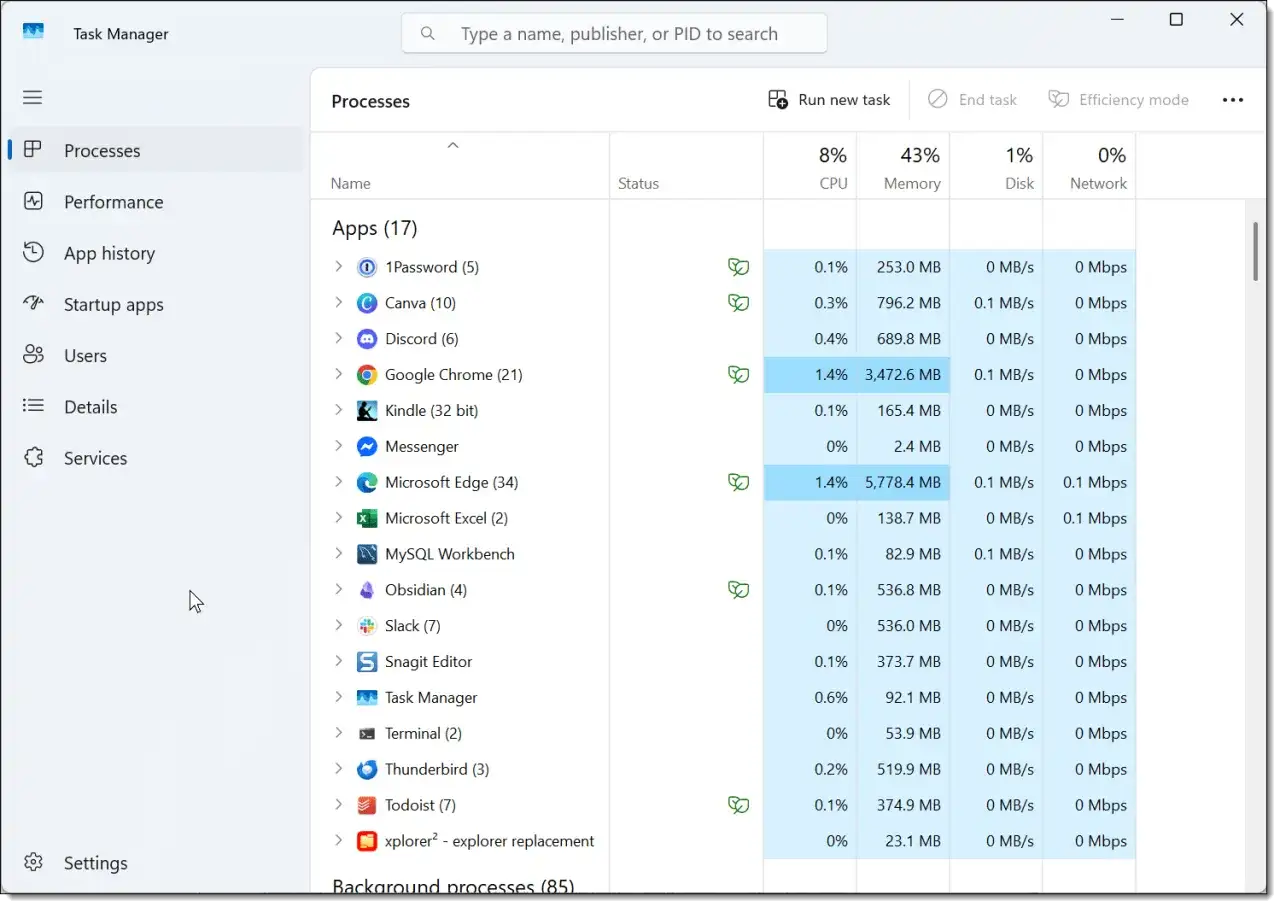 Widok menedżera zadań z listą aplikacji, w tym Google Chrome i Microsoft Edge, pokazujący zużycie zasobów. Proces explorer.