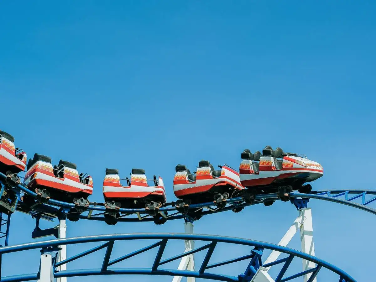 Kolejka górska z wagonikami w ogniu, gotowa na szybką jazdę. Bez kolejki, dzięki fastpass!