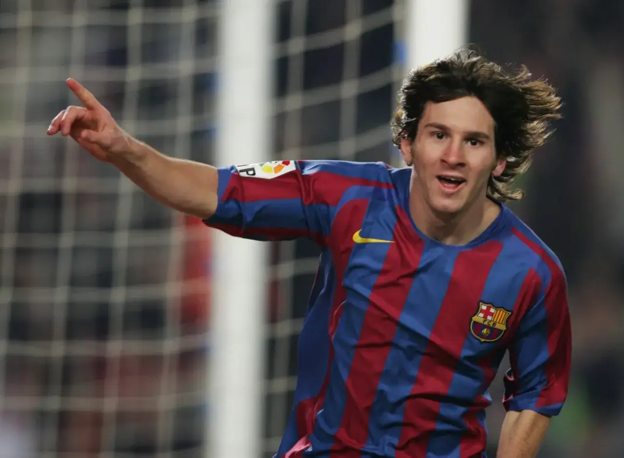 Młody Messi w koszulce Barcelony, jakby właśnie świętował swój pierwszy gol, choć to jeszcze przed tym, kiedy urodził się Messi.