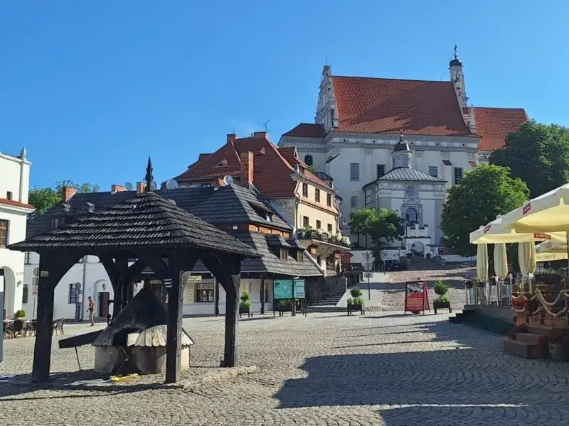 Rynek Kazimierz Dolny kamienice studnia