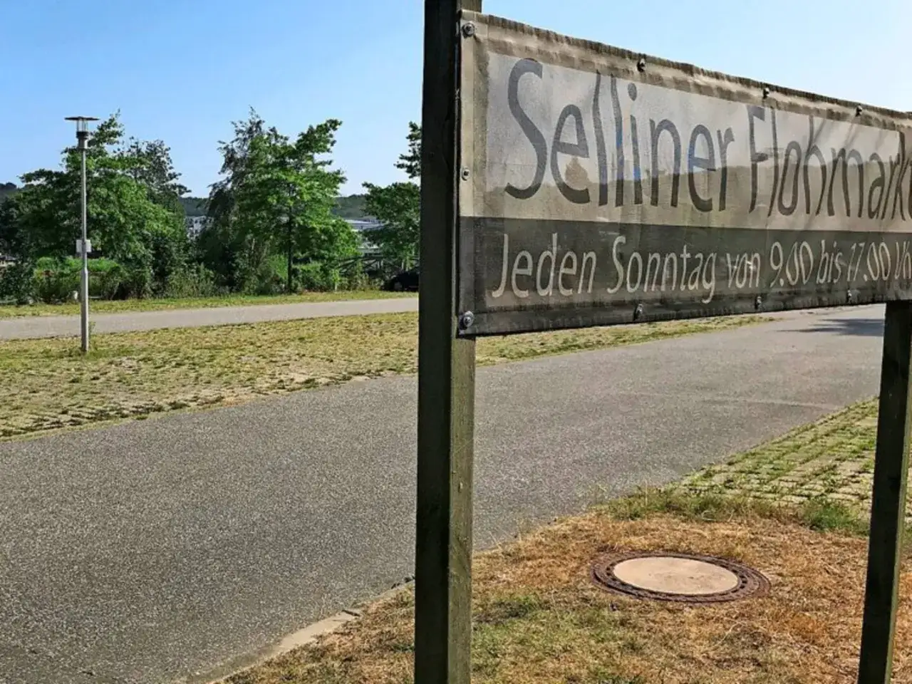 Schild für den Selliner Flohmarkt: Jeden Sonntag von 9:00 bis 17:00 Uhr geöffnet.