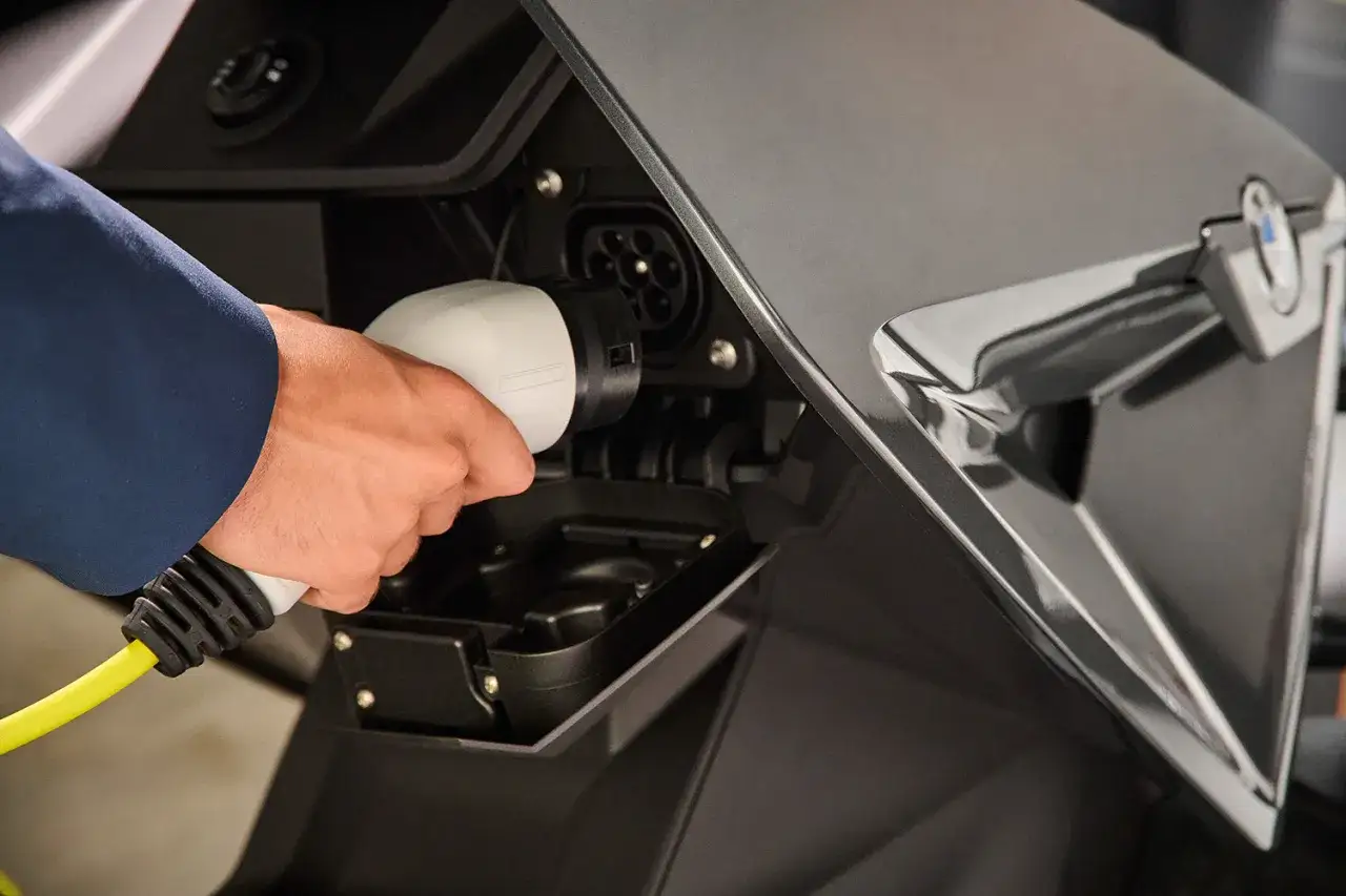 Dłoń podłącza ładowarkę do BMW CE 04.