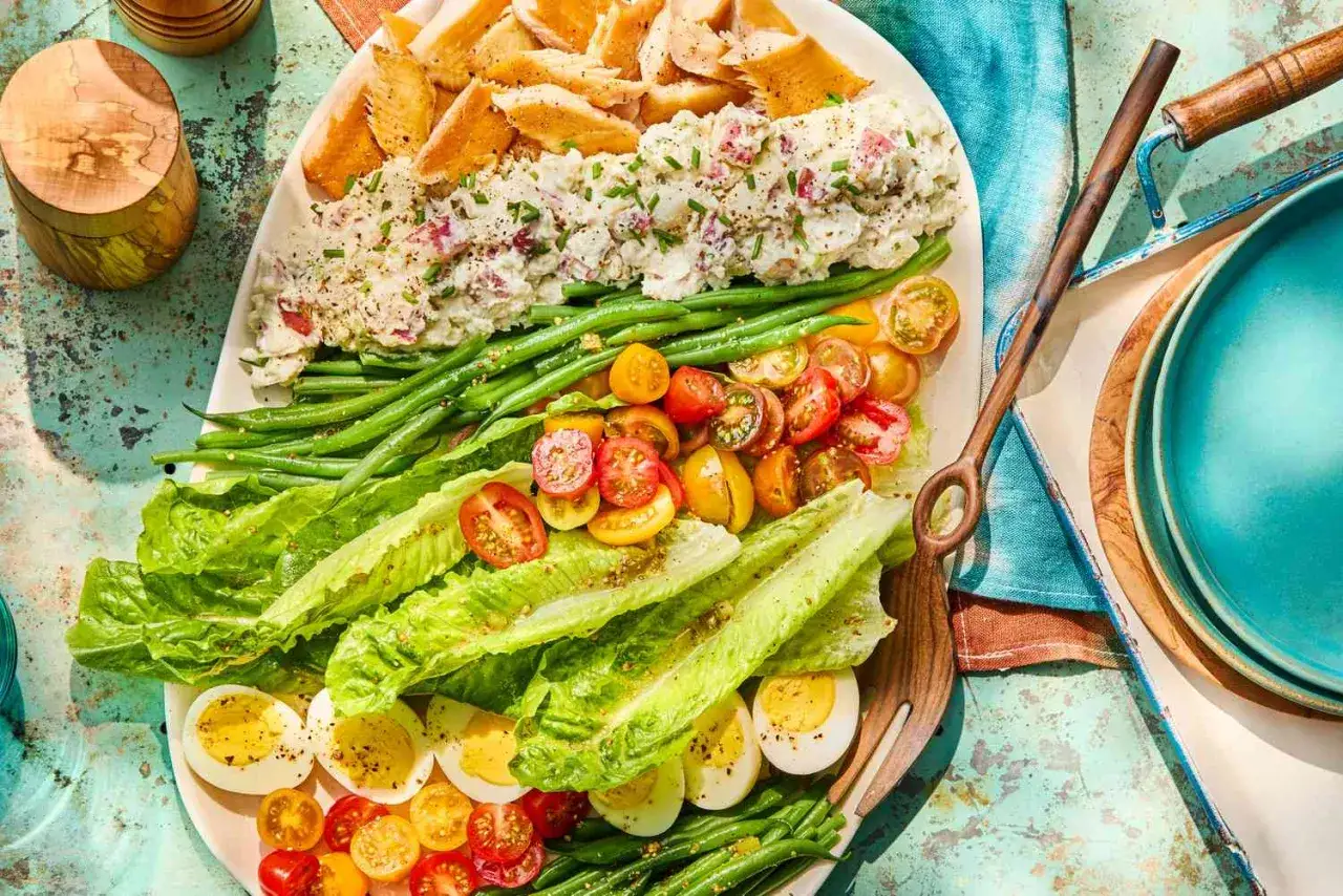 Ein Festmahl f&uuml;r den Sommer: Kartoffelsalat, gr&uuml;ne Bohnen, Tomaten, Salat, Eier und H&auml;hnchen &ndash; die 10 besten Salate f&uuml;r jede Gelegenheit.