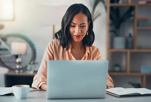 Kobieta sprawdzająca finanse na laptopie w domu