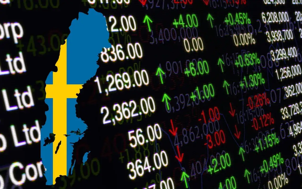 Sveriges karta &ouml;verlagd p&aring; en b&ouml;rssk&auml;rm som visar hur fungerar aktier. Siffror och pilar indikerar prisr&ouml;relser.