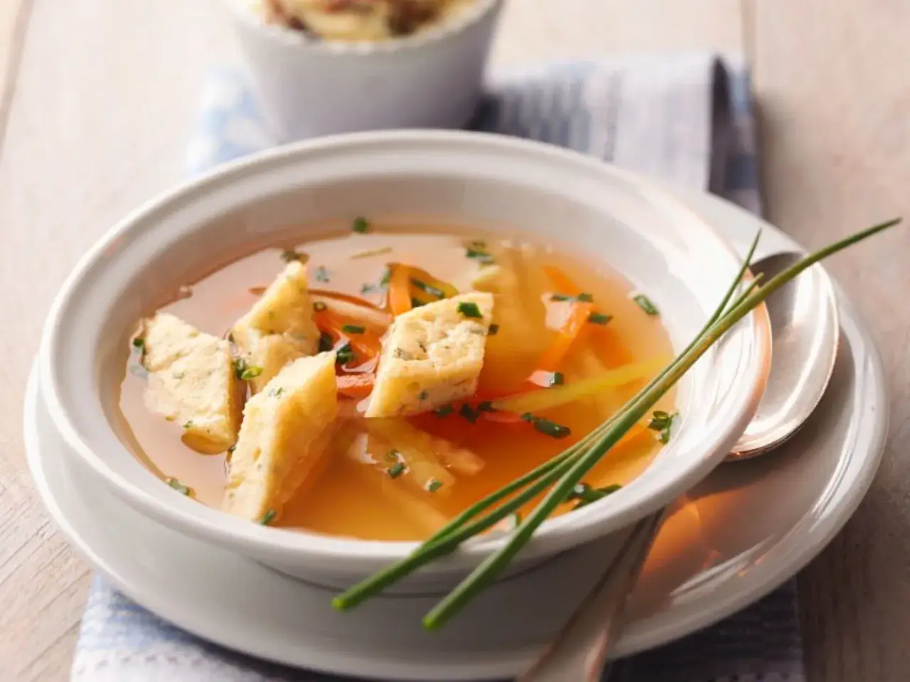 Herzhafte Suppe mit Eierstich-W&uuml;rfeln, Karotten und Sellerie. Ein leckeres eierstich rezept f&uuml;r kalte Tage.