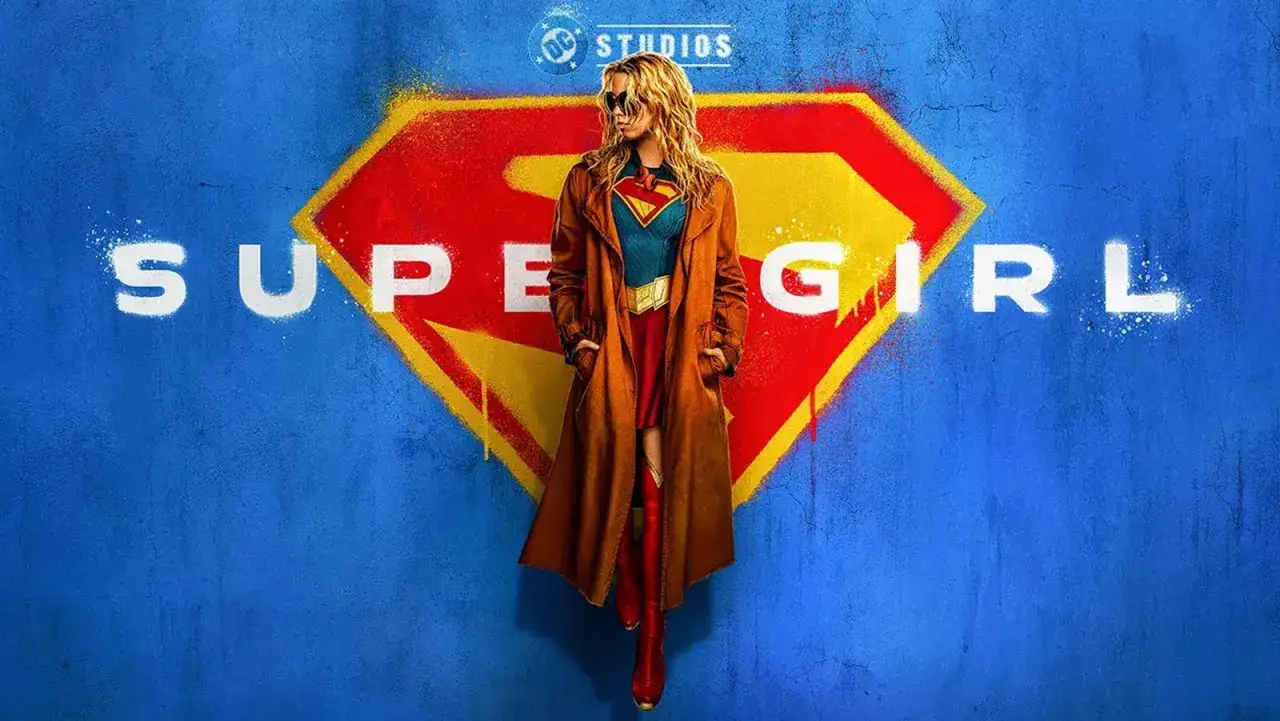 Supergirl, dans son costume emblématique, pose devant le logo S. Un aperçu du dernier film DC.