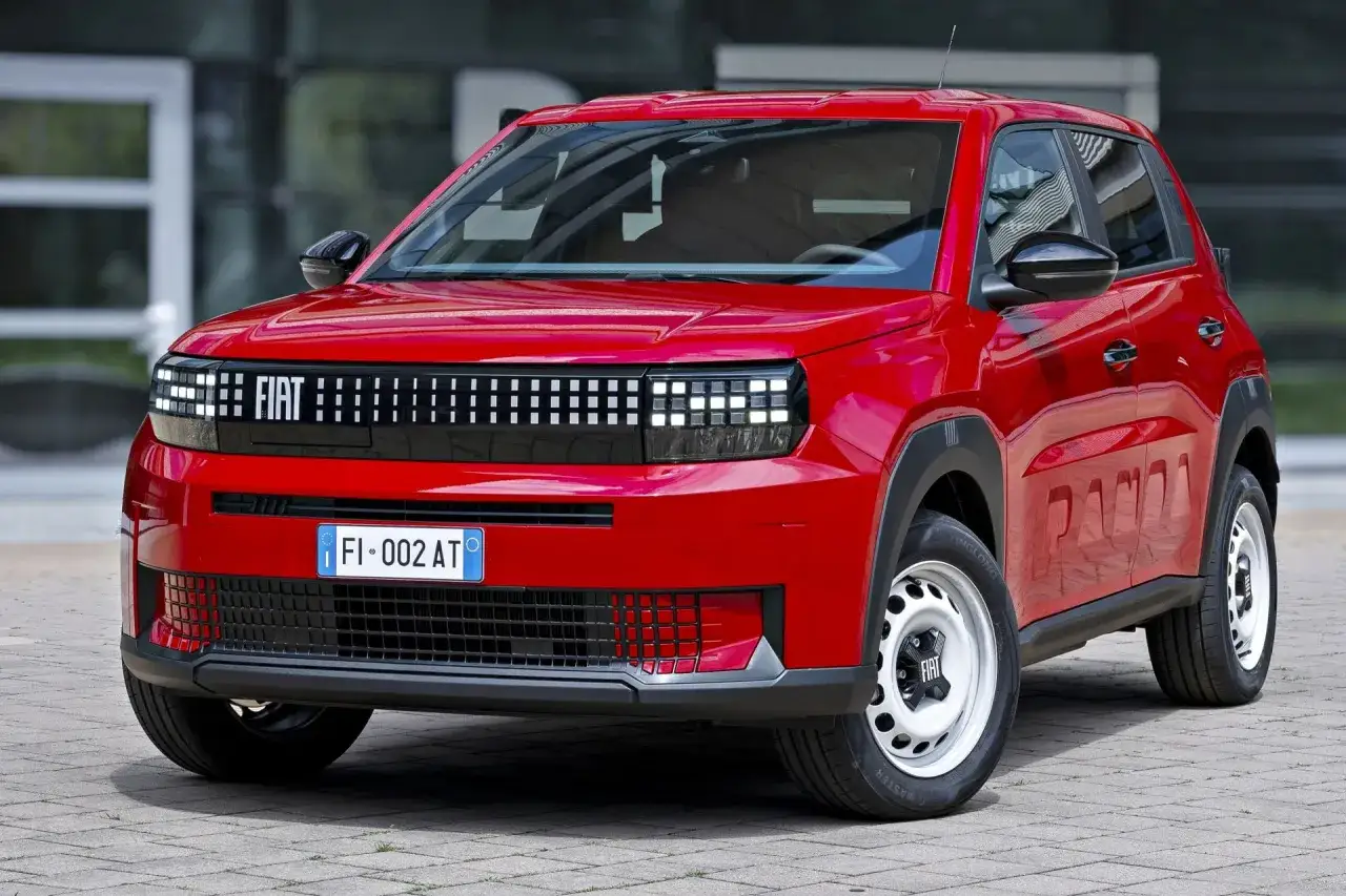Czerwony Fiat z nowoczesnym grillem i światłami LED. Sprawdź, jakie są samochody elektryczne ceny i wybierz swój wymarzony model.