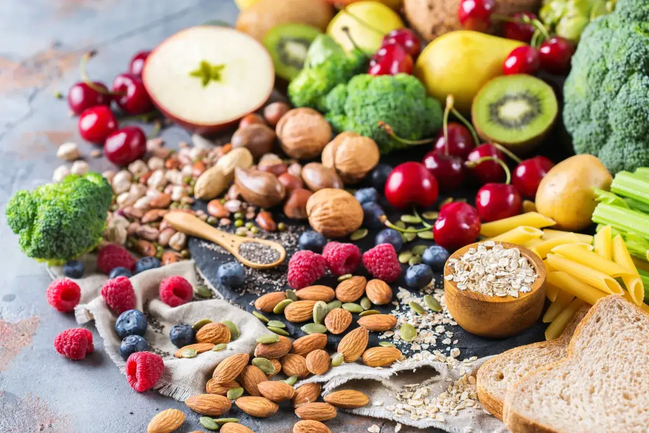 Owsianka, orzechy, nasiona chia, jagody, maliny, migdały, pestki dyni, fasola, ciecierzyca, brokuły, kiwi, jabłko, wiśnie, makaron i chleb pełnoziarnisty – to wszystko jest bogate w błonnik.