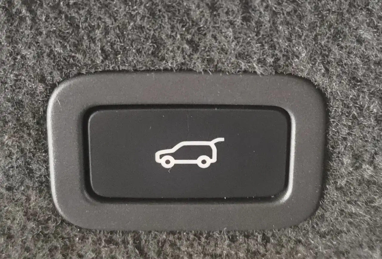 Knapp f&ouml;r elektrisk baklucka. Om den inte fungerar kan det vara ett elektrisk baklucka problem.