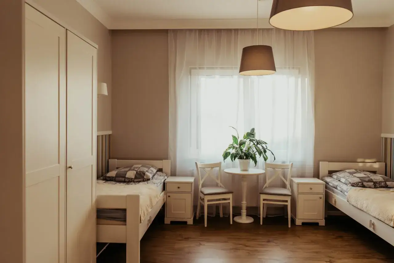 Wnętrze domu opieki, komfortowy pokój seniora, jadalnia