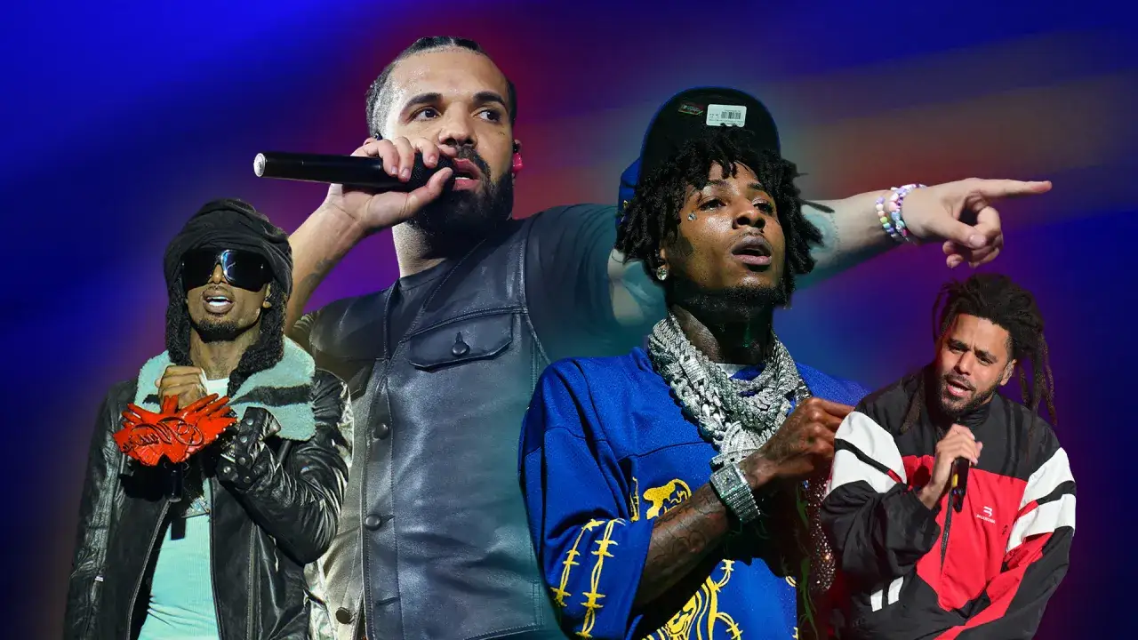 Drake, J. Cole und weitere bekannte Hip-Hop K&uuml;nstler auf einer B&uuml;hne.