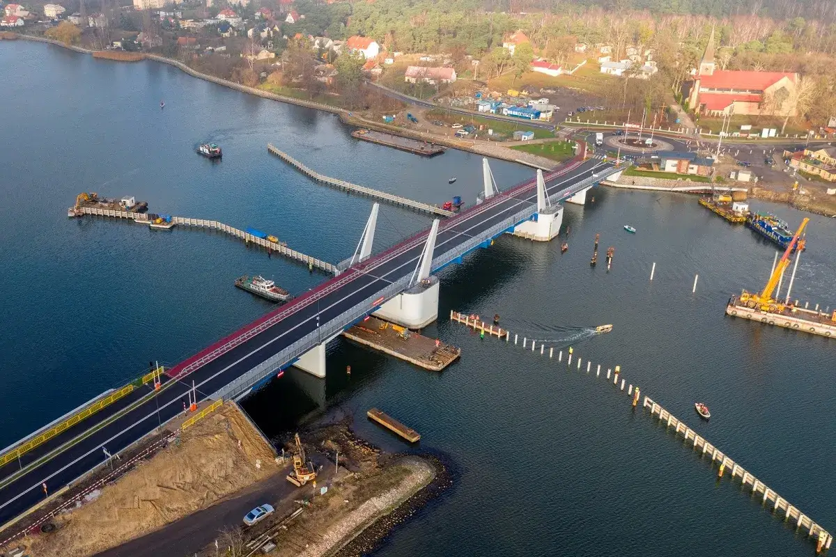 Nowy most na wyspie sobieszewskiej, z widocznym deptakiem i pracami budowlanymi.