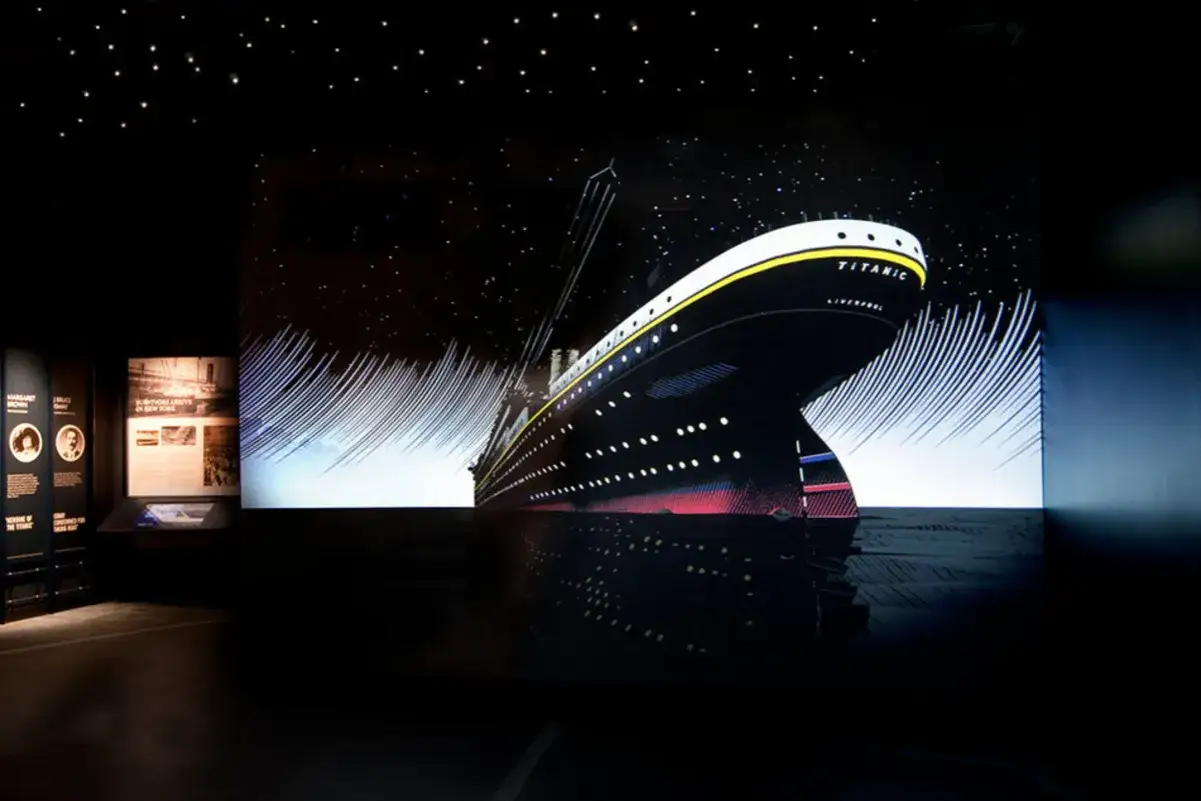 W muzeum Titanic Belfast wielkoformatowa projekcja przedstawia majestatyczny statek pod rozgwieżdżonym niebem.
