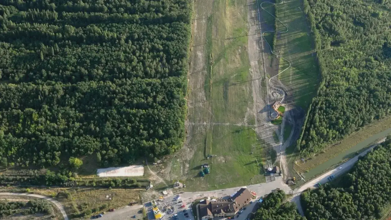 Góra Kamieńsk: tor saneczkowy czeka na gości. Sprawdź godziny otwarcia i zaplanuj wizytę!