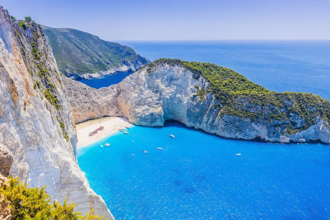 Widok na Zatokę Wraku na Zakynthos. Idealne miejsce na wakacje, kiedy najlepiej jechać do Grecji? Wiosna i jesień oferują piękną pogodę i mniej turystów.