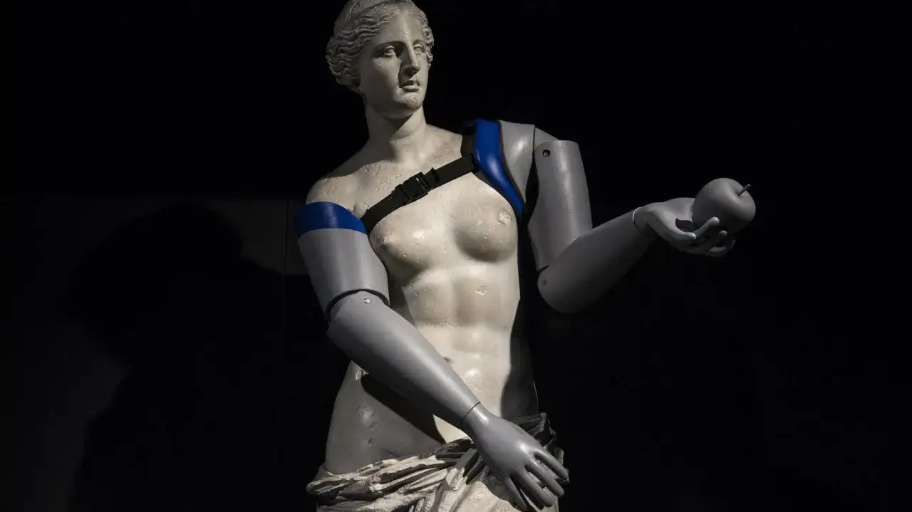 La V&eacute;nus de Milo avec bras articul&eacute;s gris et bleus, tenant une pomme. Une vision moderne de l'antique.
