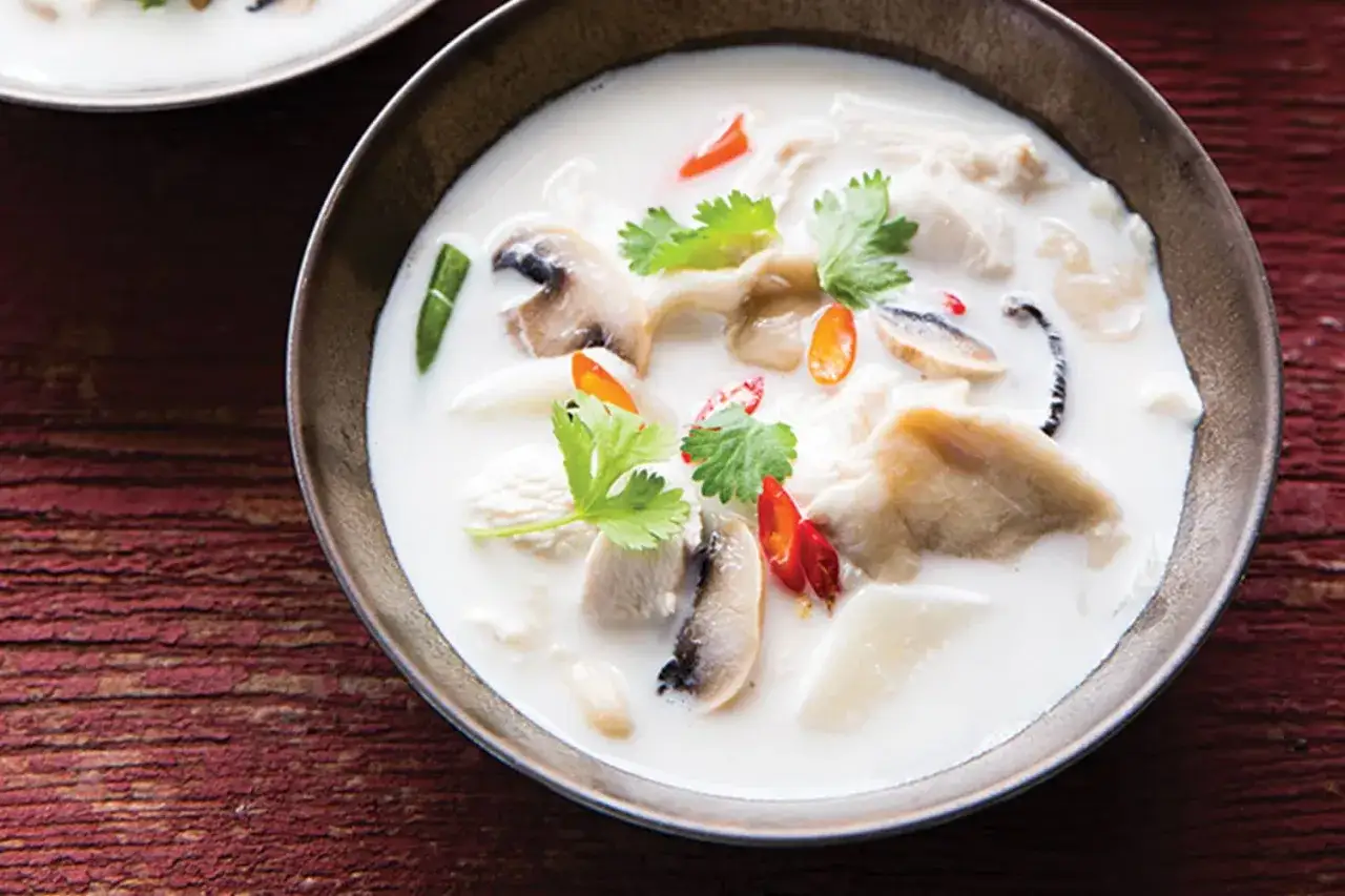 Aksamitny tom kha z kurczakiem, grzybami i chili. Idealny przepis na rozgrzewający obiad.