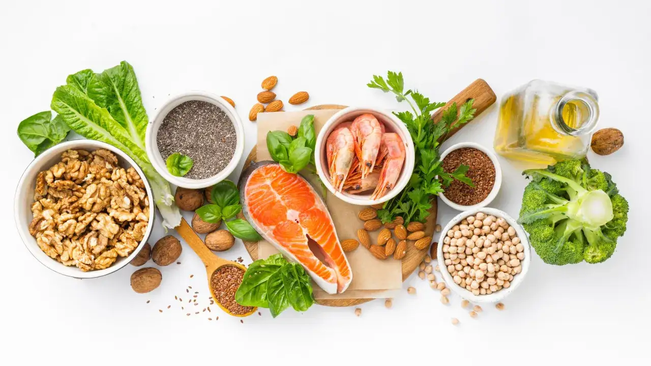 Salmone, gamberi, noci, semi di chia, mandorle, semi di lino, ceci, broccoli e olio: ingredienti ricchi di omega 6 per una dieta equilibrata.