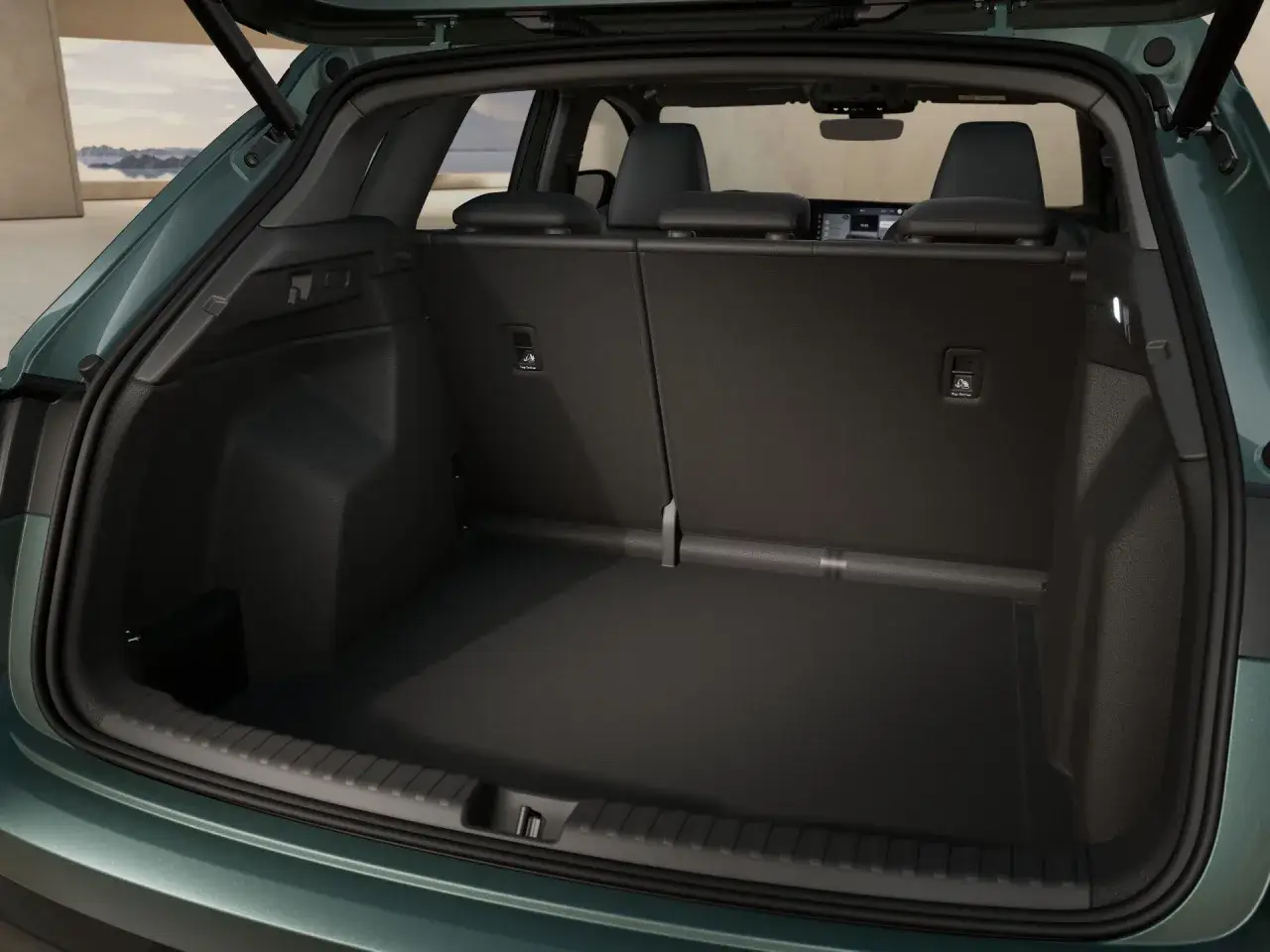 Tomt bagageutrymme i en Audi Q4 e-tron, redo för en testkörning. Gott om plats för packning.
