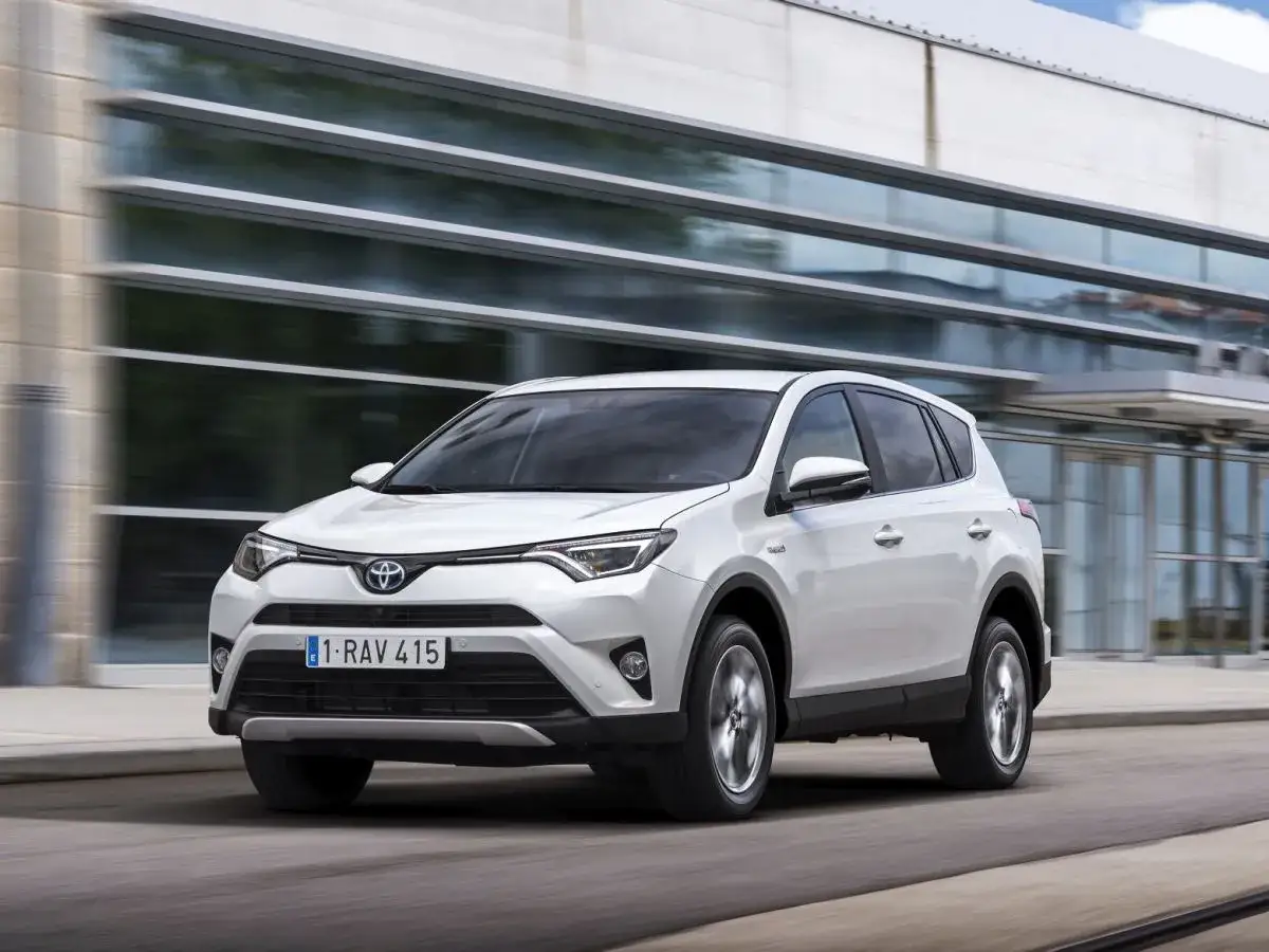 Biała Toyota RAV4 w ruchu miejskim. Wiele osób szuka takich aut na forum, czytając toyota rav4 opinie.
