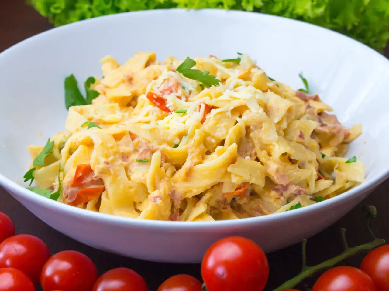 Pyszne spaghetti carbonara, bogate w smak i składniki. Idealne dla tych, którzy szukają pysznego dania, a zastanawiają się nad jego spaghetti carbonara kcal.