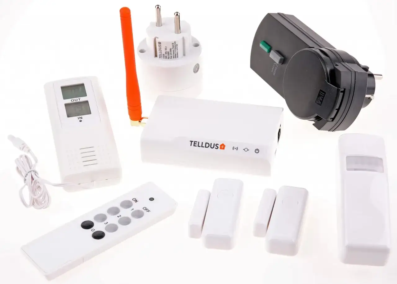 TellStick, fjärrkontroll, temperatursensor, dörrsensorer, rörelsedetektor och smarta pluggar som kommunicerar via 433 MHz.
