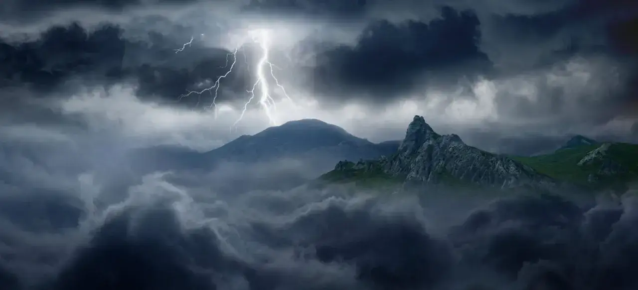 Ein dramatisches Gewitter in den Bergen. Ein Blitz erhellt den Himmel &uuml;ber dunklen Wolken und zerkl&uuml;fteten Gipfeln, w&auml;hrend Nebel die T&auml;ler umh&uuml;llt.