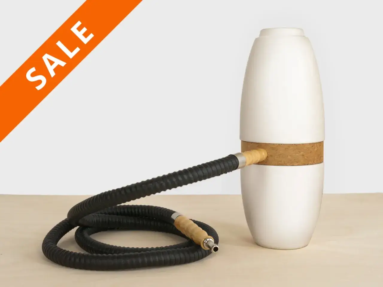 Modern vit shisha med korkdetalj och svart slang. Aladin shisha på rea.