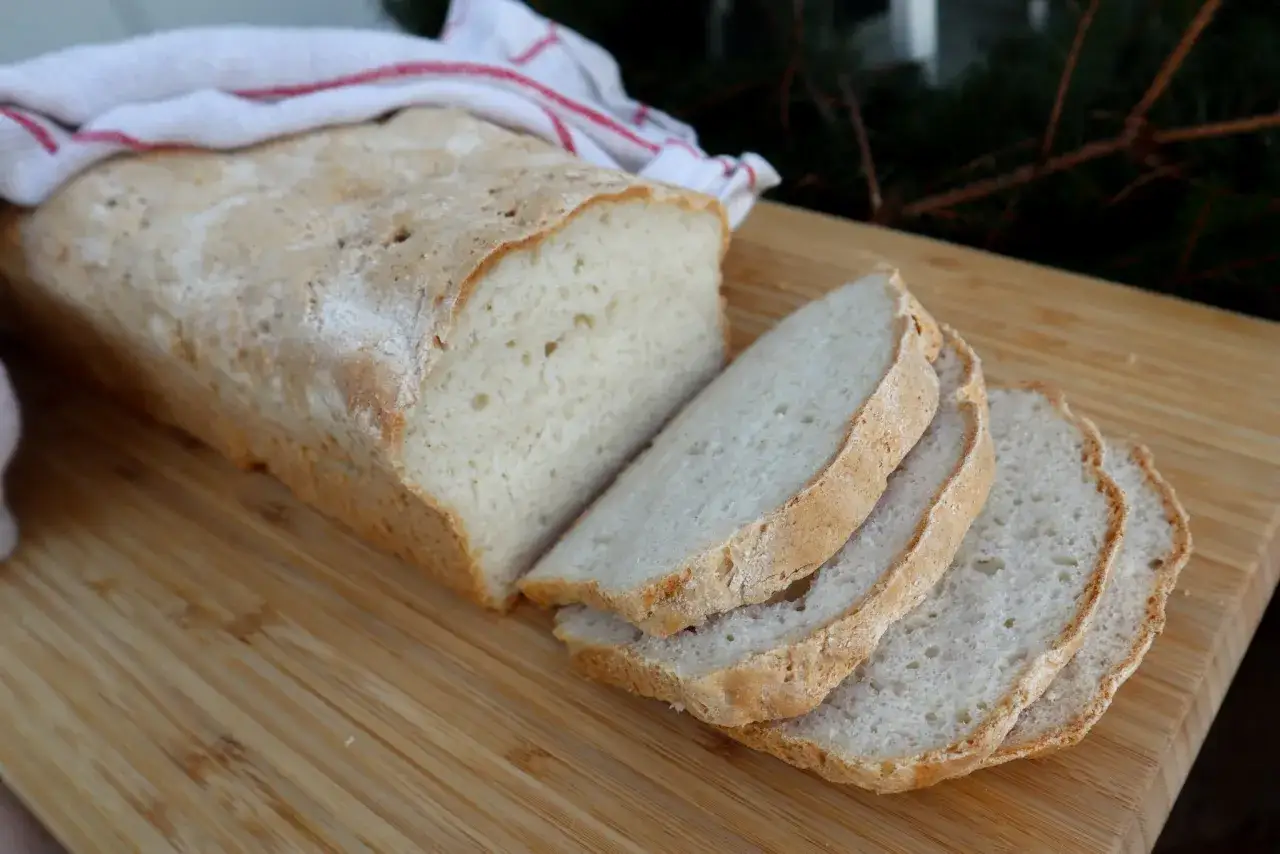 En nybakad glutenfri limpa, skivad och redo att avnjutas. Perfekt f&ouml;r frukost eller fika.
