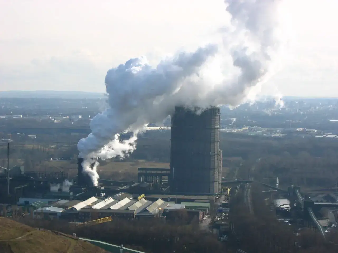 Rauch steigt aus dem Kühlturm der Kokerei Bottrop auf, ein Symbol für die bevorstehende Schließung.