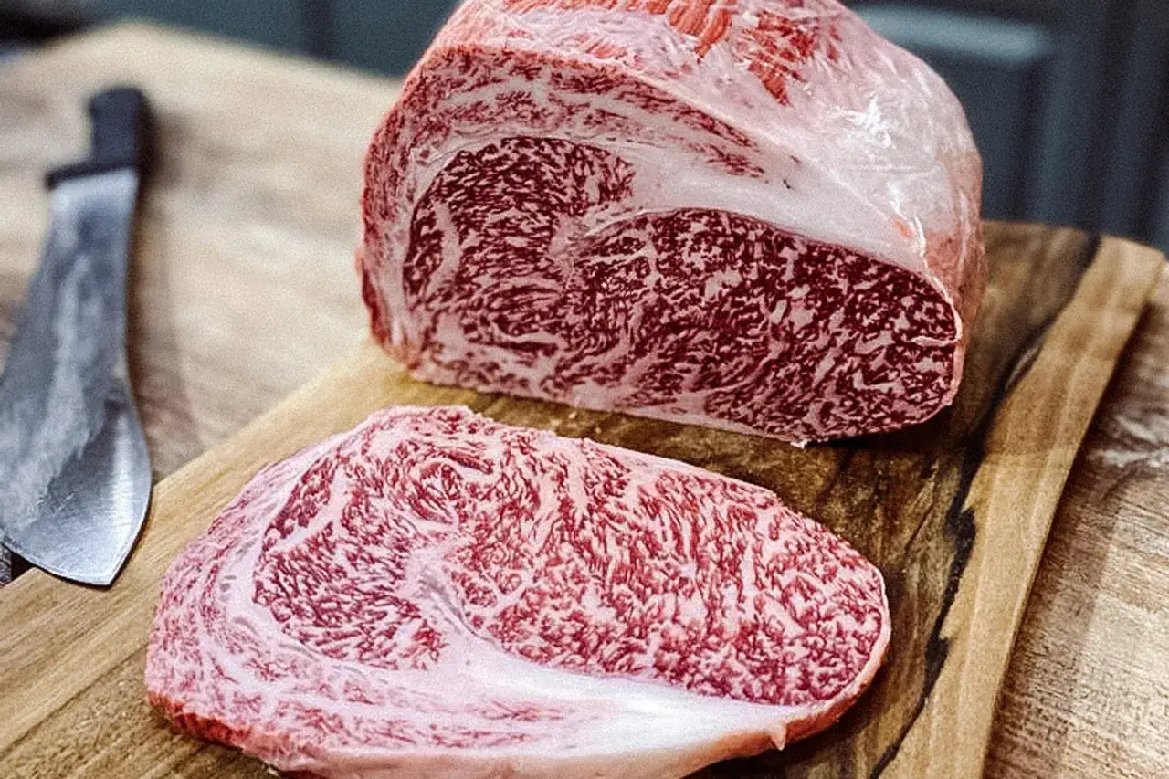 przekr&oacute;j wołowiny wagyu marmurkowatość A5
