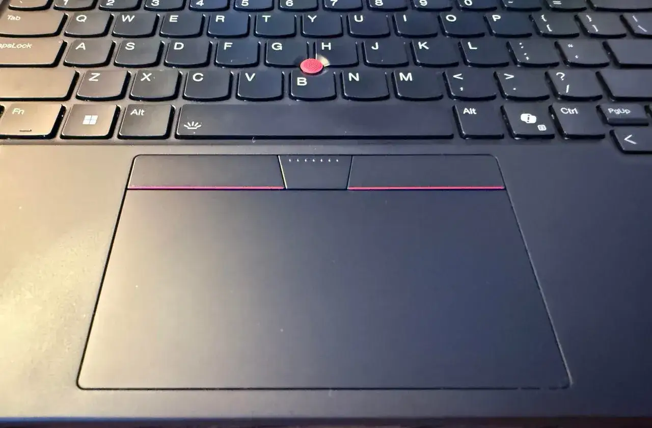 Detalle de un portátil con teclado y touchpad. Si el ratón del portátil no responde, revisa la configuración o reinicia.