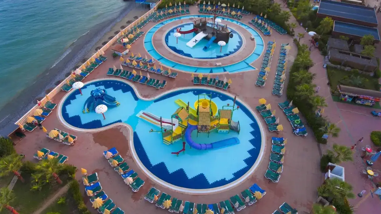 Wodne szaleństwo w Eftalia Resort: zjeżdżalnie, baseny i leżaki czekają na gości.