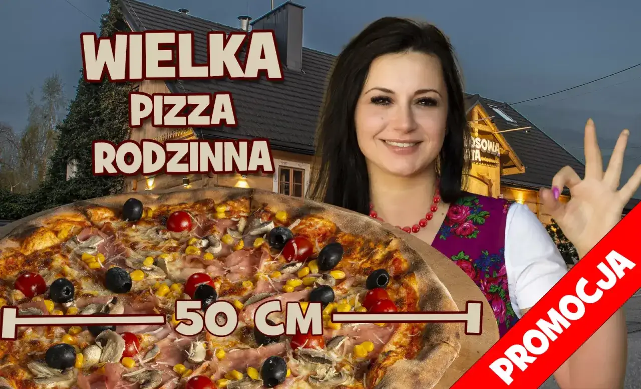 Wielka pizza rodzinna 50 cm! Promocja: 2 pizze w cenie 1. Uśmiechnięta kobieta pokazuje znak OK.