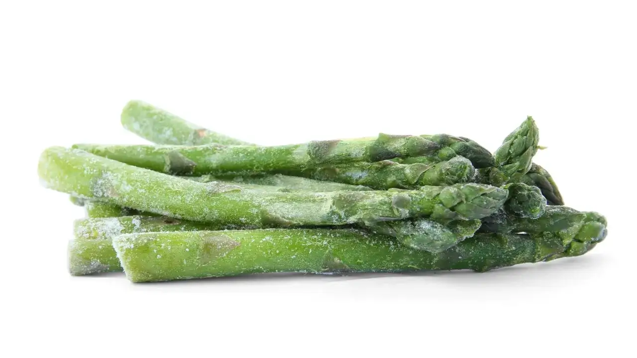 Ein Haufen gefrorener Spargel, bereit zum Kochen.