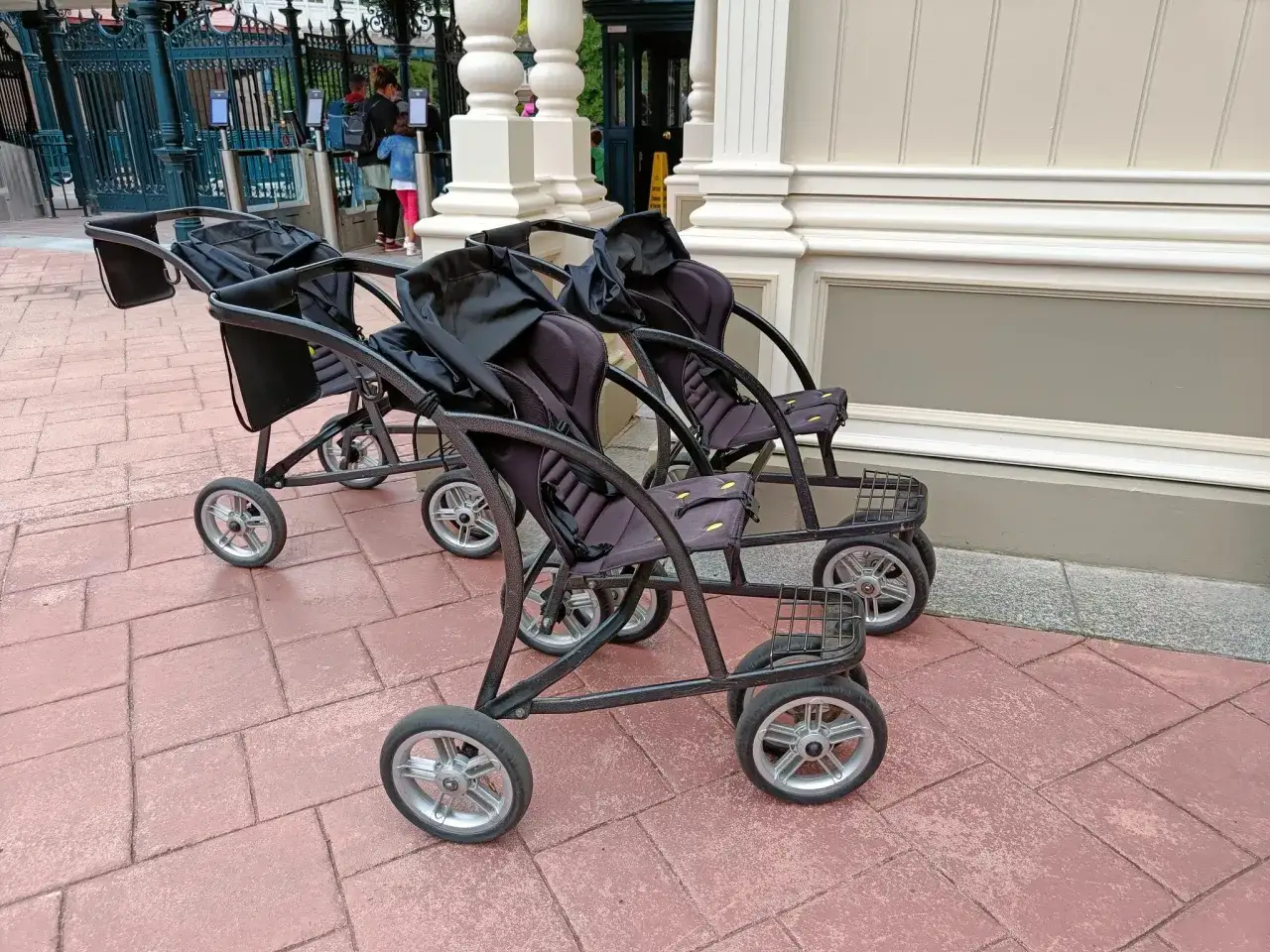 Carritos gemelos listos para un d&iacute;a de aventura en Disneyland Paris con ni&ntilde;os.