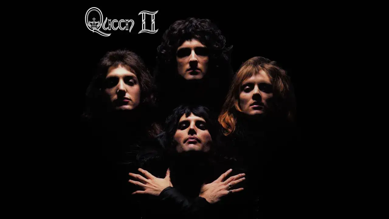 Czterech członków zespołu Queen na czarnym tle, z napisem 