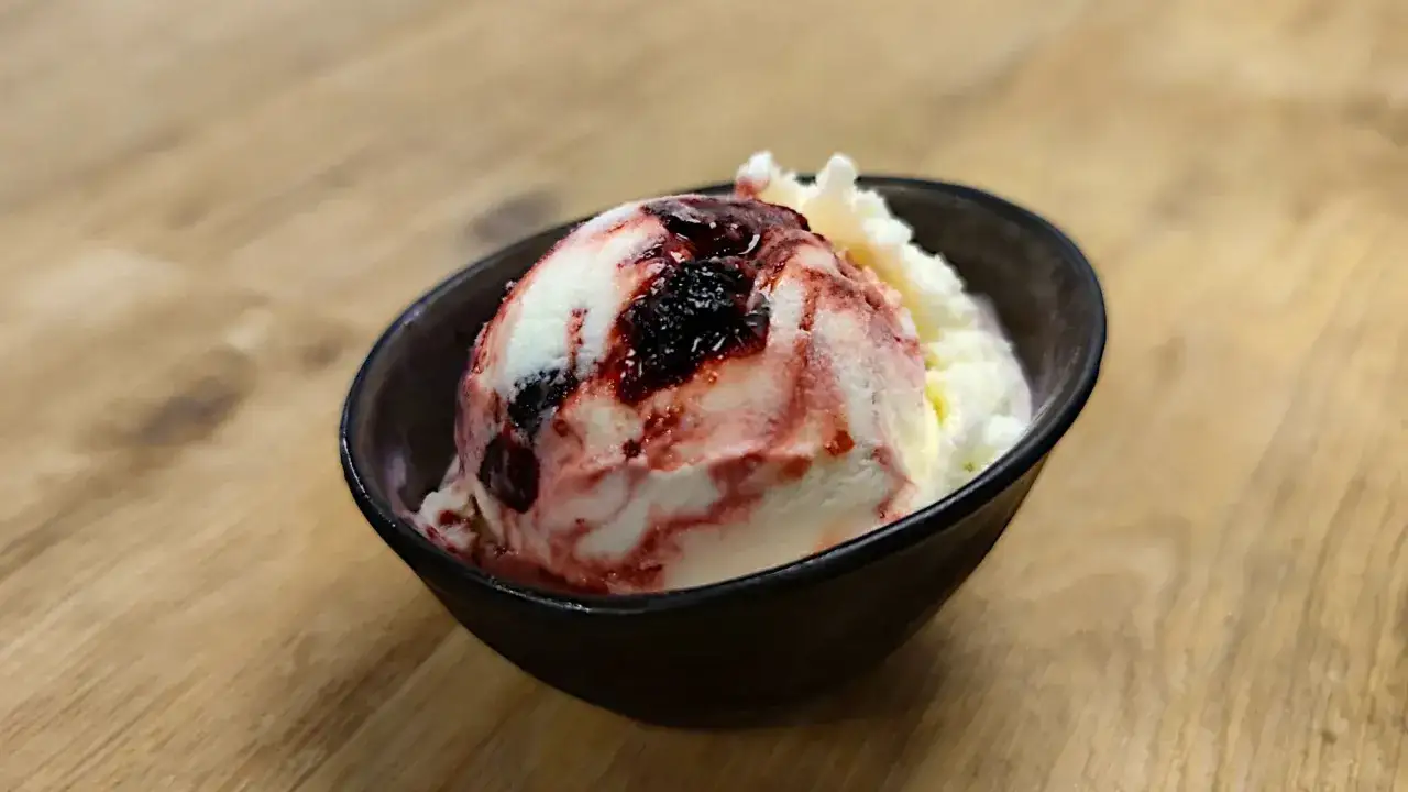 Cremiges Amarena Eis mit Kirschsauce, ein Hauch von Alkohol für den besonderen Genuss.